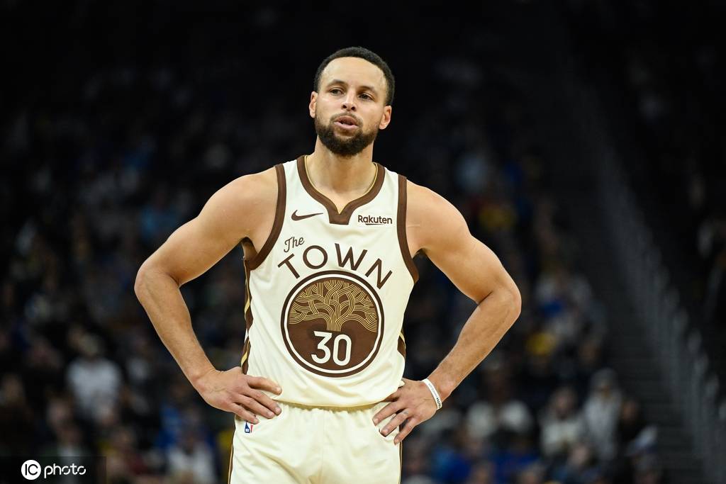 库里砍26+3+6瞬间爆发变三疯 单节6中6一人击垮魔术